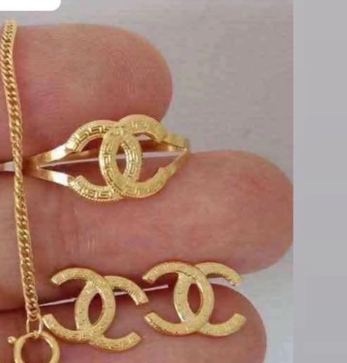 18k Saudi gold ring size 8