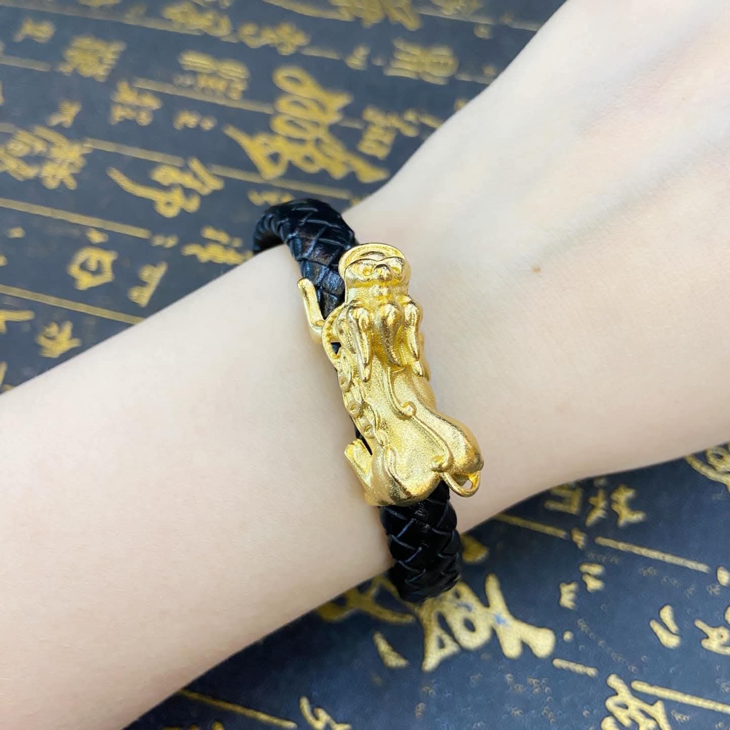 PIYAO MONEY CATCHER THAILAND GOLD IN BLACK LEATHER CHARM BRACELET