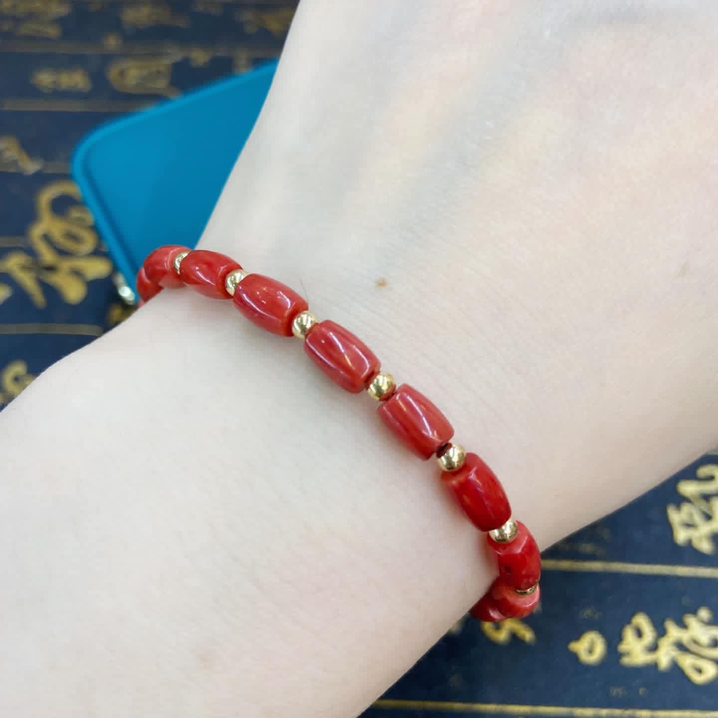 Taiwan corales & 10k gold lucky charm

Bracelet
